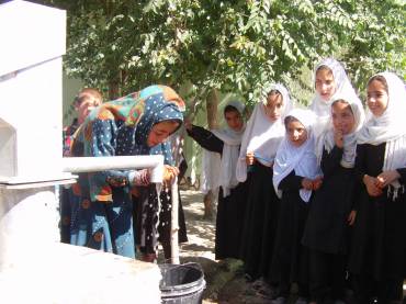 Kirchen-Kicker aus 13 Nationen stiften den 150. Brunnen für Afghanistan